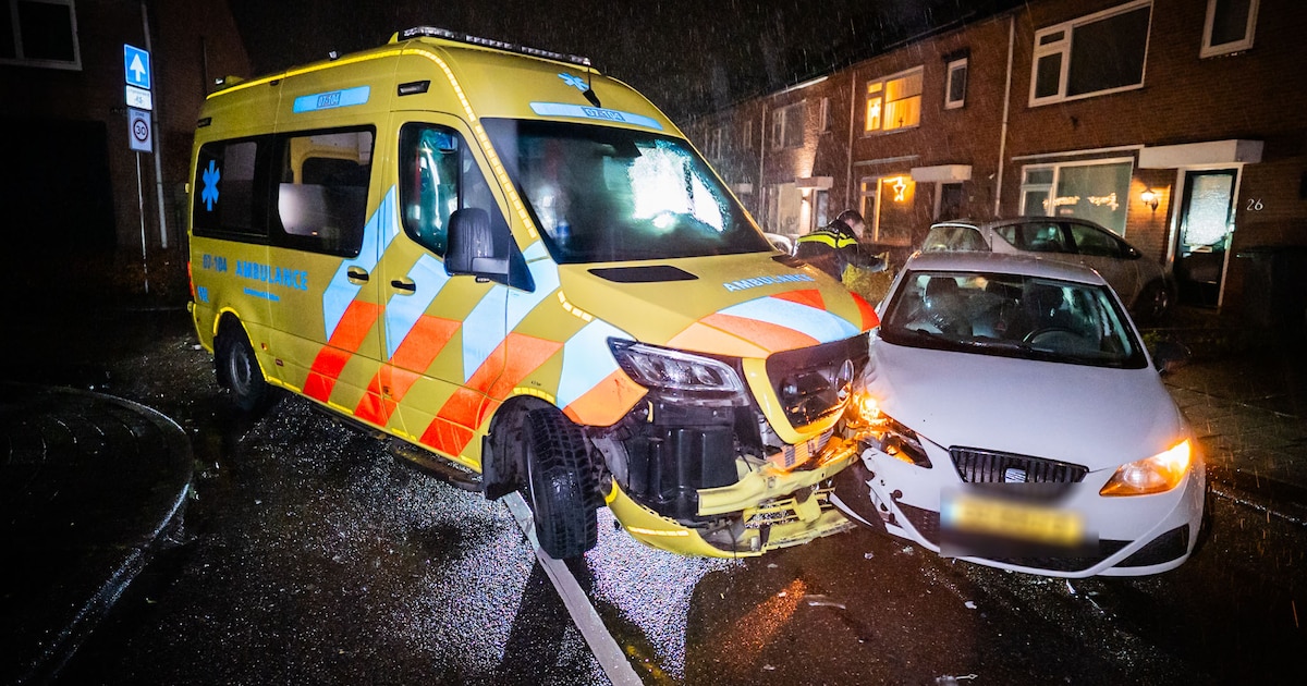 Ambulance in botsing met auto in Huissen