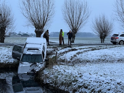 Auto’s in de greppel door gladheid, bestuurders met de schrik vrij