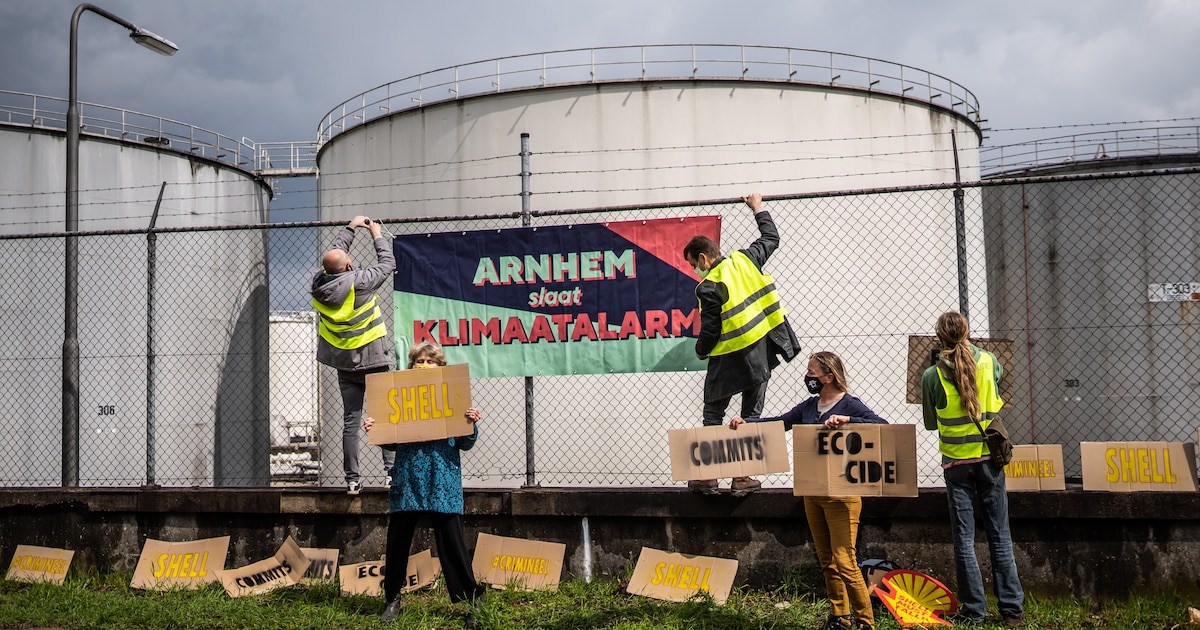 Actievoerders slaan ‘klimaatalarm’ bij Shell in Arnhem: ‘Stop met het ...
