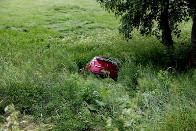 Auto rolt van de Lingedijk in Asperen en belandt in sloot