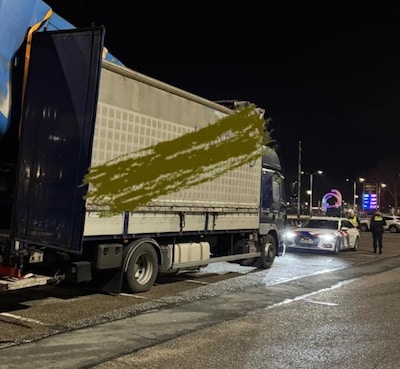 Vrachtwagen knalt op viaduct A50: verkeerspolitie ontdekt daarna van alles
