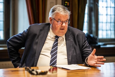 Burgemeester Bruls tien jaar na de opvang van 3000 vluchtelingen: ‘Het was intens, maar ik ben trots