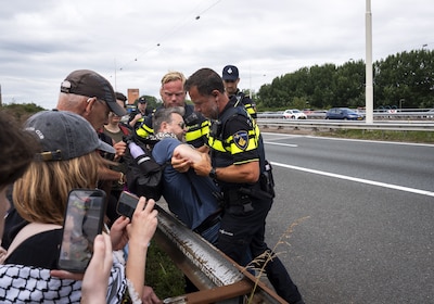 Politie haalt activisten XR van A12 bij Utrecht, boeren dwarsbomen demo met tractoren