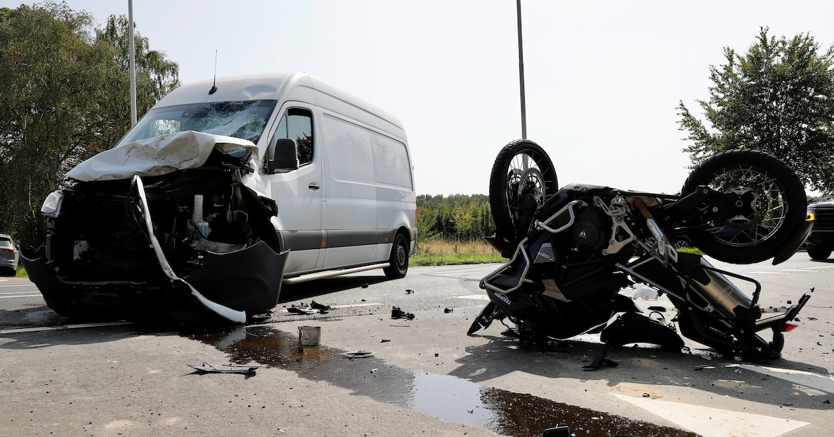 Harde botsing tussen motorrijder en bestelbus op Hapseweg in Oeffelt.