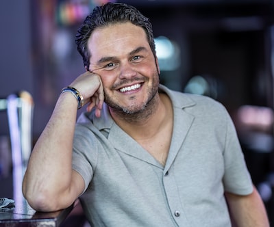 Henk Dissel trad zó vaak op, dat hij per ongeluk voor het verkeerde bruidspaar stond: ‘Zo heten wij niet’