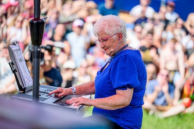 Orgel Joke opent Vierdaagsefeesten op Waalkade: ‘Het is daar altijd erg druk, begreep ik’