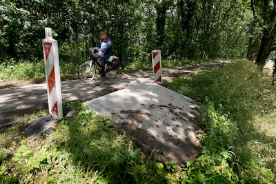 Gloednieuw fietspad van gerecycled materiaal barst nu al open: ‘Als dit zo doorgaat, is het snel erger dan vroeger’