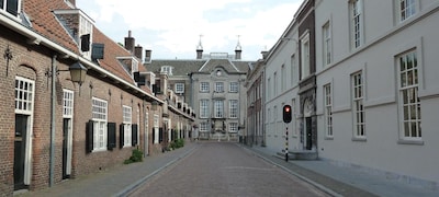 Inwoners binnenstad Utrecht zitten niet te wachten op geluid van rolkoffers en proberen komst hotel 