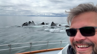 Reisleider Ramon maakt zeldzame beelden van natuurfenomeen met walvissen in Alaska