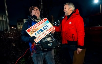 Geluidsman Anthony van Postcode Loterij zelf overvallen met gigantische cheque: ‘Nee, het is geen grap’