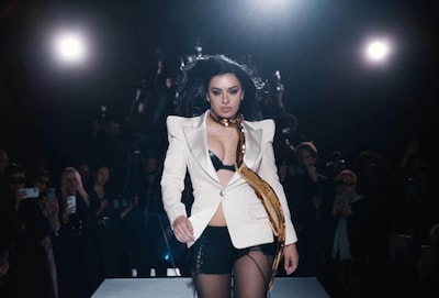 ‘Misschien wel beste albumhoes van deze tijd’: Charli XCX laat drie beroemde mannen poseren op haar nieuwe plaat