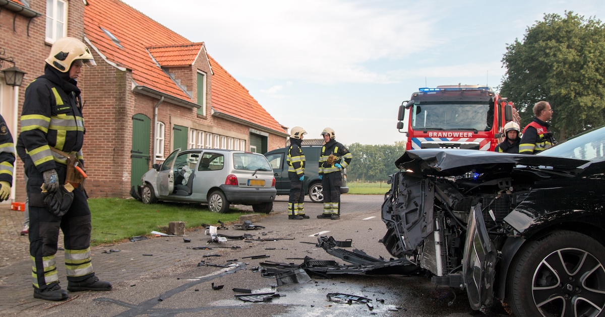 Auto knalt tegen gevel boerderij na botsing