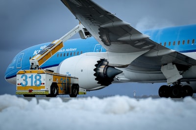 Onderzoek: om nieuwe winterchaos op Schiphol te voorkomen moeten er meer plekken komen om vliegtuigen te ontijzen