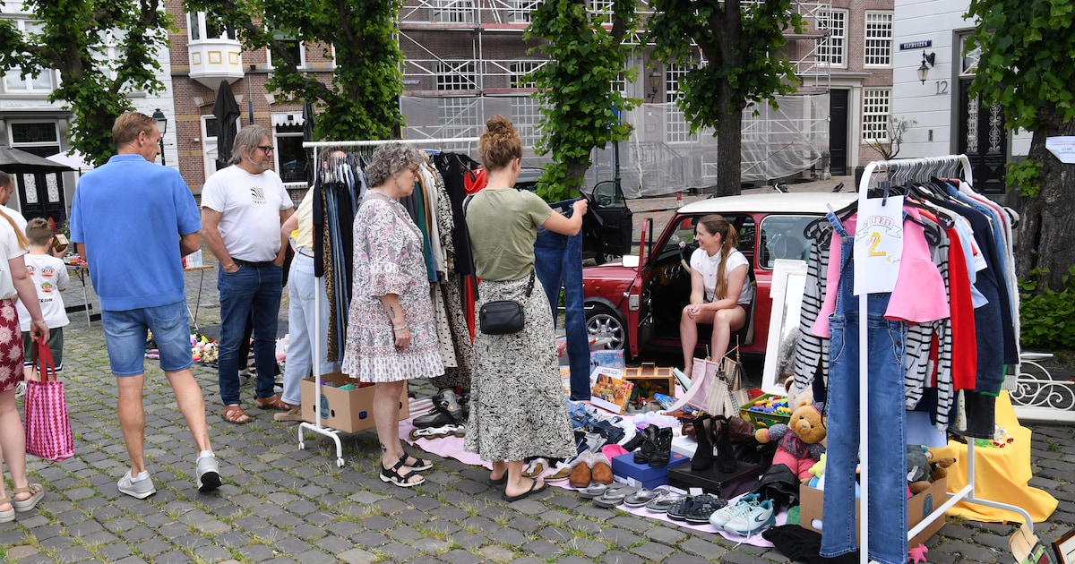 Kofferbakverkoop op kerkplein in Beugen