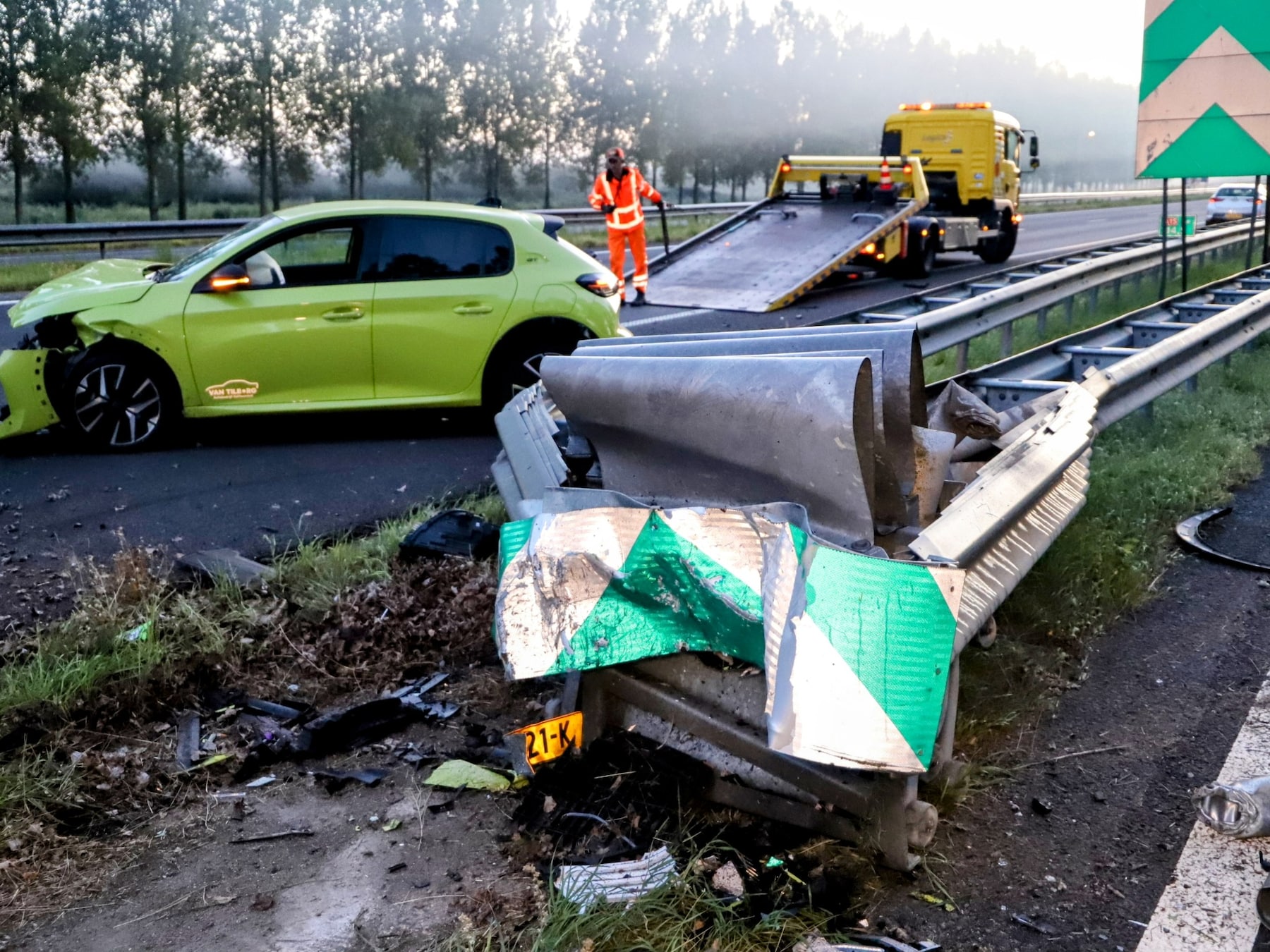 Auto botst op vangrail bij knooppunt Deil