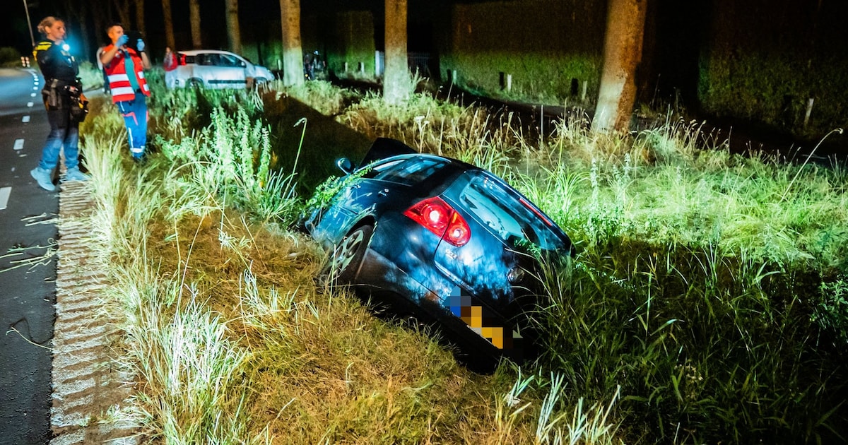 Auto belandt in droge sloot aan Duisterestraat in Doornenburg