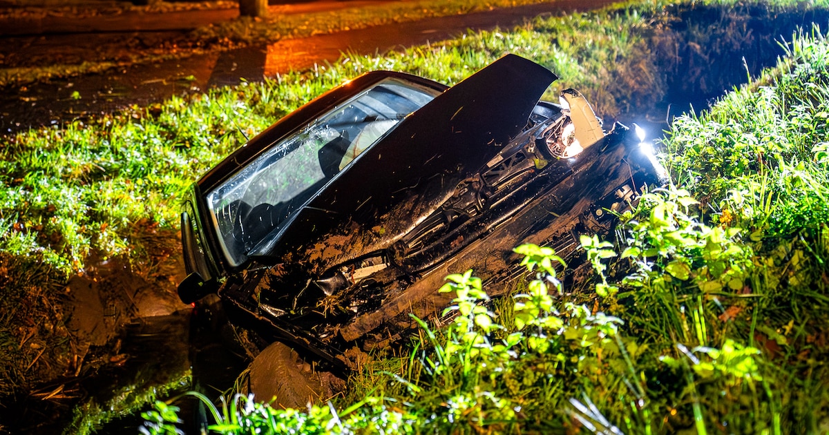 Auto belandt in sloot na eenzijdig ongeval in Heteren