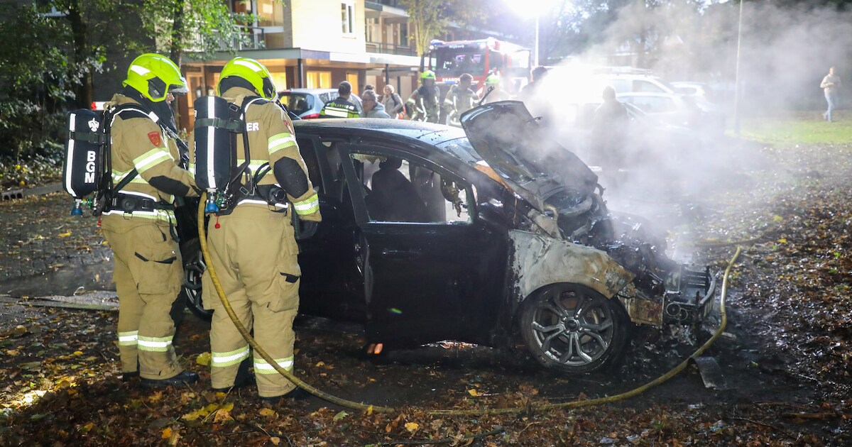 Auto brandt uit op parkeerplaats in Nijkerk, politie vermoedt brandstichting