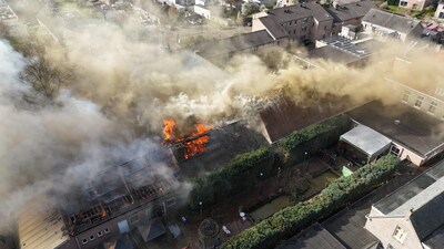 Zeer grote brand in Nuland onder controle, één persoon naar het ziekenhuis na inademen van rook