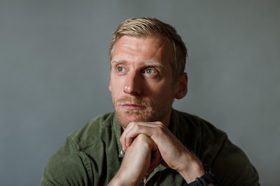 Politieagent Marc (33) hield jarenlang zijn verdriet verborgen: ‘Bij een zelfdoding dacht ik: dit kost me mijn leven’