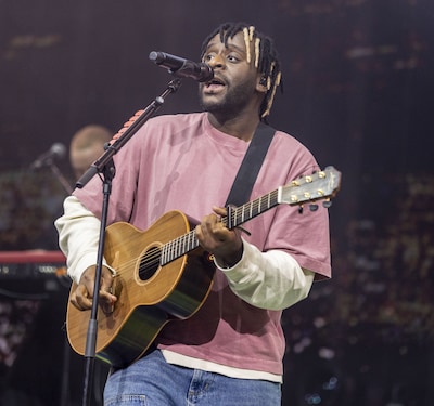 Myles Smith onderbreekt tour met Ed Sheeran voor optreden op Qmusic Top 40 Live