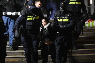 LIVE Bezetting Radboud | ME grijpt in bij bezet gebouw • Peloton naar binnen • Drie demonstranten op