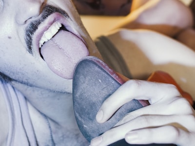 Meldingen over mysterieuze ‘schoenenlikker’ stromen binnen bij politie, maar hoe strafbaar is deze bizarre actie?