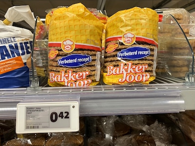 Dirk en Jumbo duwen de prijs naar de bodem, en ineens kost een pak stroopwafels nog maar 38 cent