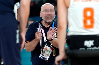 Oud-speelsters doen boekje open over bondscoach: ‘Langzaam ontstaat gevoel dat je vastzit in zijn web’