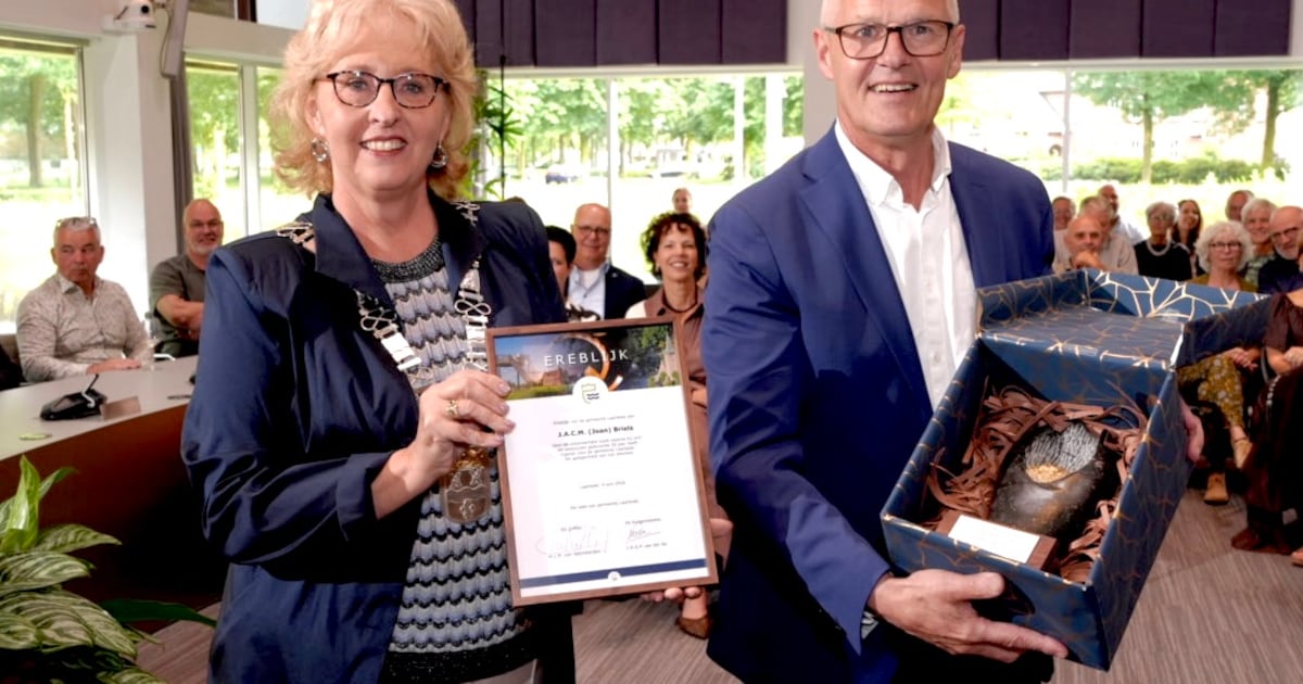 Laarbeek reikt Ereblijk uit aan Joan Briels, die nu wethouder is in Someren