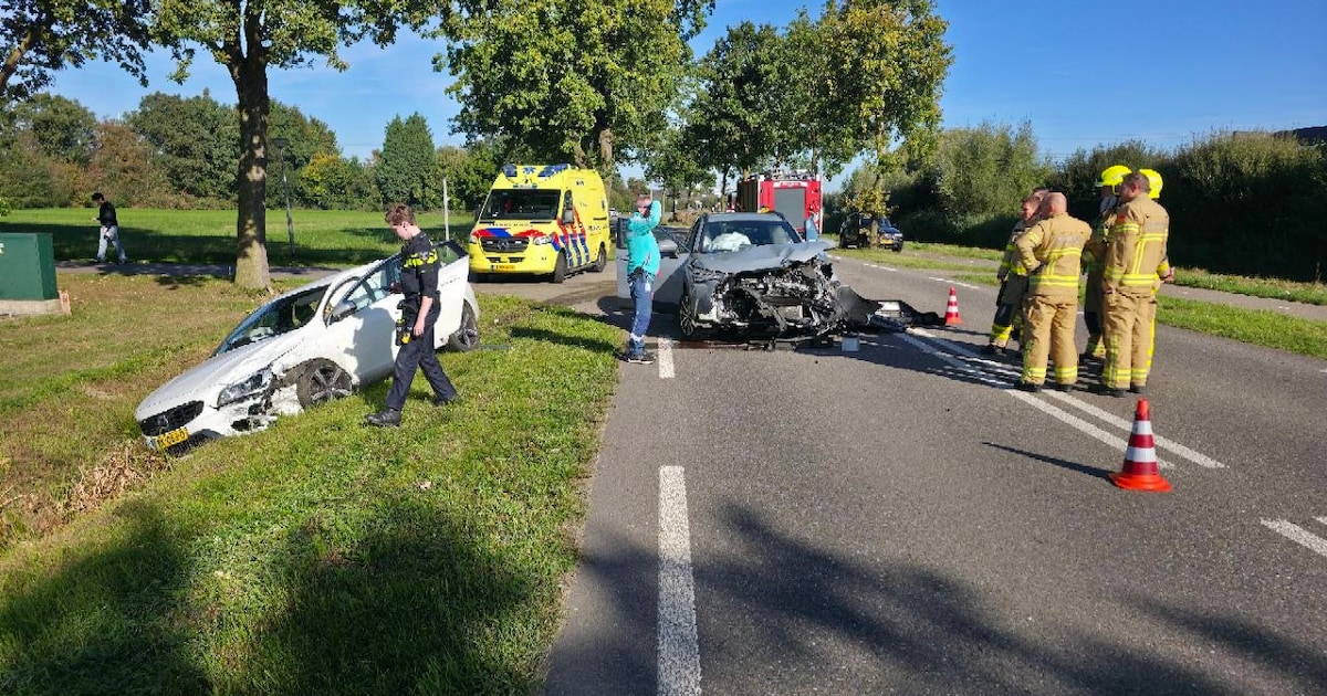 Moeder en kind gewond bij ongeluk in Ulft, auto belandt in greppel
