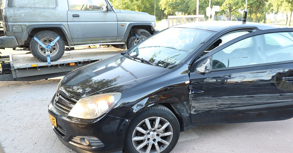 Veel schade bij aanrijding tussen bestelbus en auto in Loenen