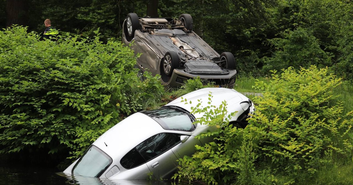 Auto ondersteboven en auto in het water na botsing bij Eerbeek