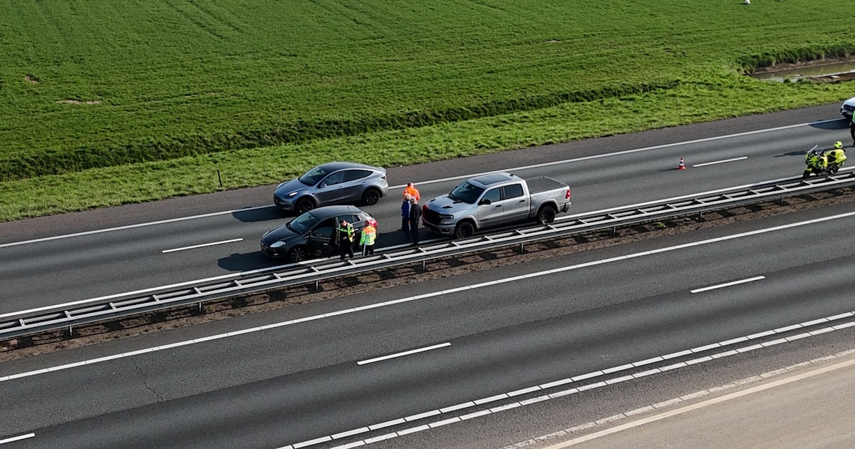Pick-uptruck botst met auto op A12 bij Duiven