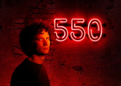 Tim Kroezen speelt cabaretvoorstelling '550' in TheaterKerk Bemmel