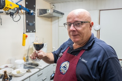 Ed (61) mikt speculaas, chocola en amandel in zijn ketel voor een speciaal sinterklaasbiertje - mét 