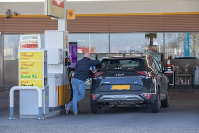 Frustratie bij automobilisten: consument betaalt de miljarden extra winst van oliemaat­schap­pij­en