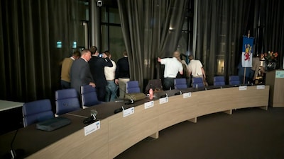 Raadsleden zitten vast in gemeentehuis Opheusden door grimmig protest tegen azc: ME en politieheliko