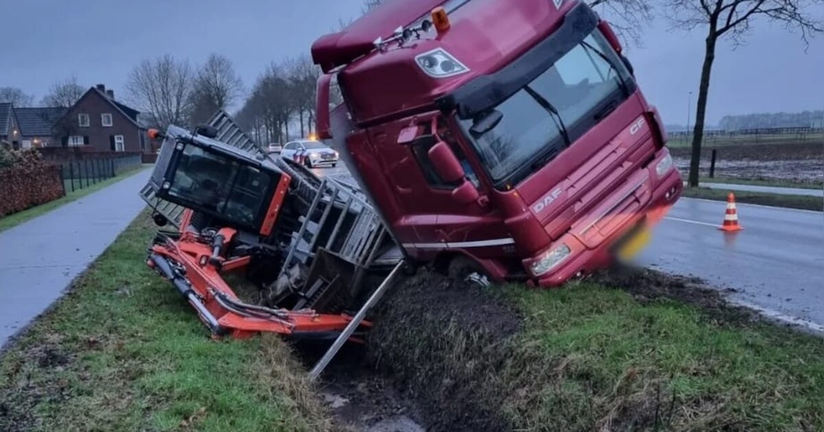 Vrachtwagen met kraan belandt in sloot Mariahout