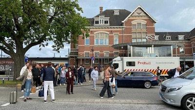 Reizigers urenlang vast in stilstaande trein door brand bij Woerden: ‘Ongelofelijk hoe rustig iedereen bleef’