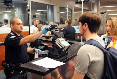 VS wil sociale media controleren van alle aankomende reizigers: ‘Ook de gegevens van familieleden worden gevraagd’