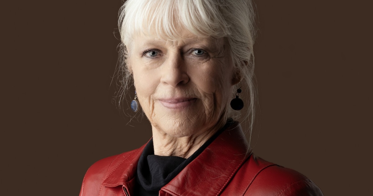 Schrijfster Annegreet van Bergen spreekt over rouw en natuur op natuurbegraafplaats in Vorden