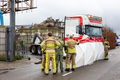 Voetganger komt onder vrachtwagen terecht, militair verleent meteen eerste hulp