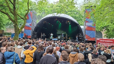 Duizenden festivalgangers dansen zich warm in het Hunnerpark