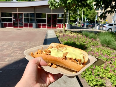 Snackspert test eindelijk Nijmeegs Broodje Dennis: ‘Beste broodje hete kip dat ik ooit op heb’