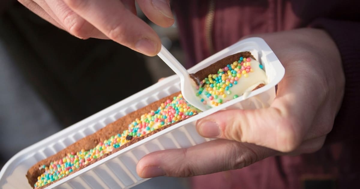 de-discodel-frikandel-met-mayonaise-en-discodip