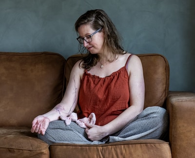 Milou werd slechts één, maar danste tot de laatste dag van haar leven: nu staat haar knuffeltje op mama Nicky’s arm