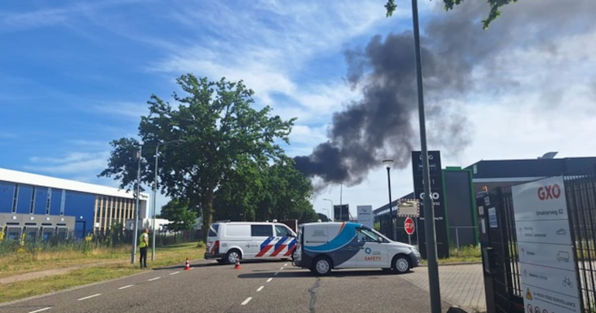 Zeer grote brand op dak van verffabrikant in Venray onder controle