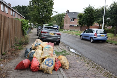 Geparkeerde auto’s blokkeren vuilniswagen in de wijk: afval stapelt zich op