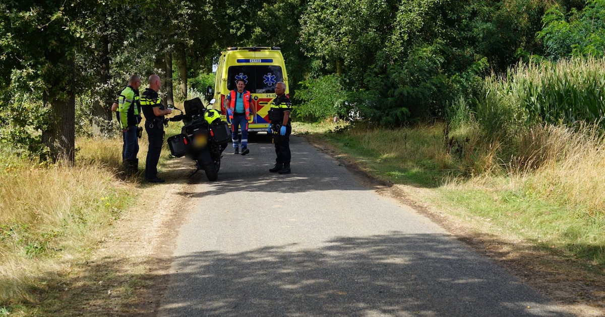 Motorrijder gewond bij ongeval in Sint Hubert: buis lag midden op de weg.